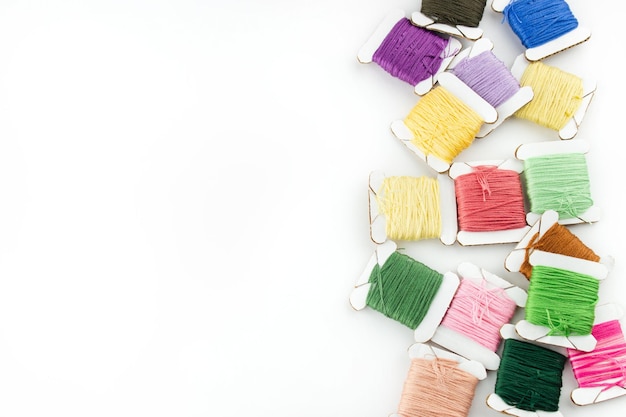 Kolorowe nici na stole